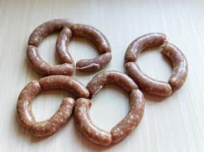 灌好的肉肠，轻轻的扭扭，分段。如图