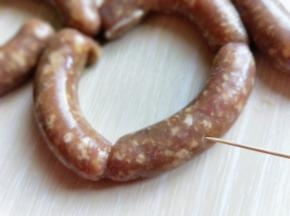 d再用牙签扎几处，放气，避免蒸的过程中，肠衣破坏。