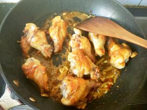 翻拌，让每一个翅根都粘上孜然和调料。