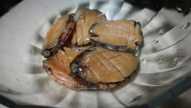 鲍鱼从壳中取出 洗净切花刀