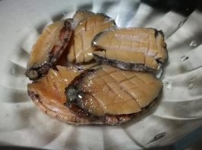 鲍鱼从壳中取出 洗净切花刀