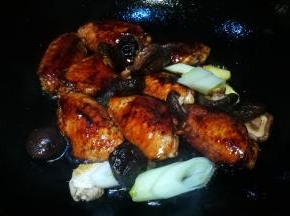 锅中油热焯鸡翅中 放入葱姜香菇翻炒