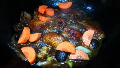 加入胡萝卜 添加适量清水 鸡翅中煮熟即可