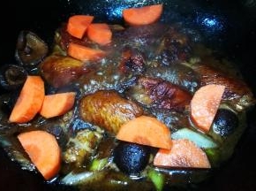 加入胡萝卜 添加适量清水 鸡翅中煮熟即可