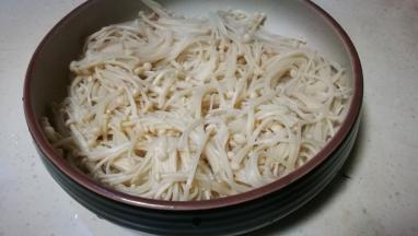 金针菇用水焯过捞出