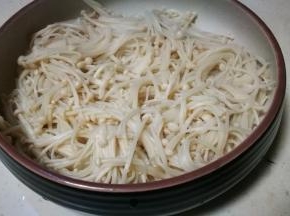 金针菇用水焯过捞出