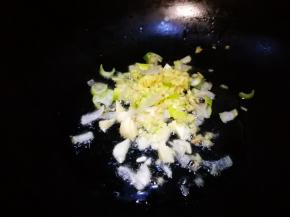 锅中油热倒入葱姜蒜末