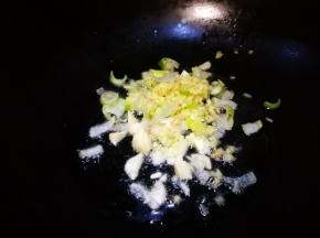 锅中油热倒入葱姜蒜末