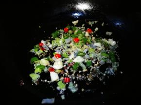 加入杭椒干辣椒 翻炒