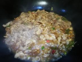 放入肥牛 汆熟肥牛