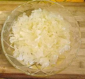 银耳泡开，去根部，洗净，撕成小朵备用。