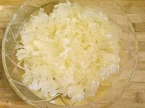 银耳泡开,去根部,洗净,撕成小朵备用。
