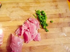 里脊切片,香葱切末。