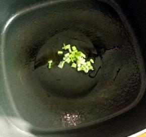 热锅凉油，下葱白小火煸香。