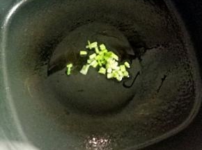 热锅凉油,下葱白小火煸香。