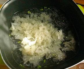 倒入一碗的热水和银耳