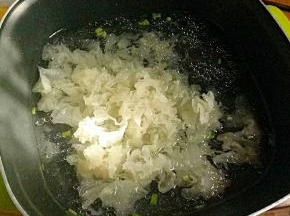 倒入一碗的热水和银耳