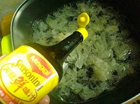 加盐和美极鲜味汁调味