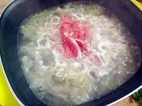 下里脊片，转中小火煮至肉片变白。