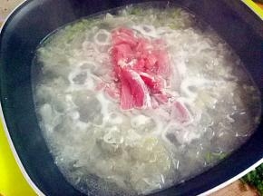 下里脊片,转中小火煮至肉片变白。