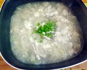 最后再加入美极鲜鸡粉和葱叶即可。