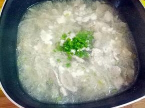 最后再加入美极鲜鸡粉和葱叶即可。