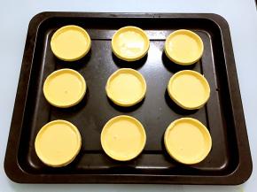 把蛋挞液倒入蛋挞皮里，八-九分满