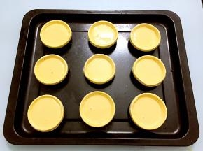 把蛋挞液倒入蛋挞皮里，八-九分满