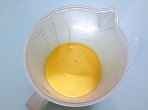 过筛好的蛋挞液
