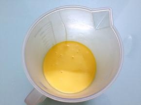 过筛好的蛋挞液