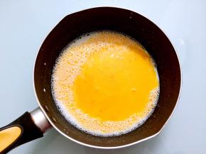 把打散的鸡蛋倒入牛奶中，搅拌均匀