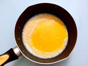 把打散的鸡蛋倒入牛奶中，搅拌均匀