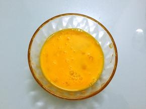 鸡蛋打散备用
