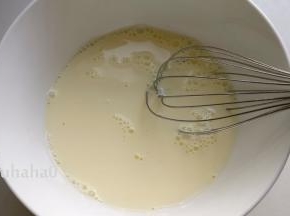 一个鸡蛋和牛奶搅拌均匀