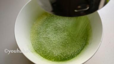 抹茶粉和预拌粉混合后，过筛至牛奶中