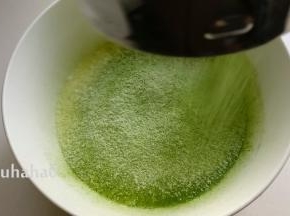 抹茶粉和预拌粉混合后，过筛至牛奶中