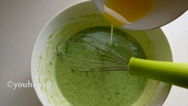 用手抽拌匀面糊，加入融化的黄油