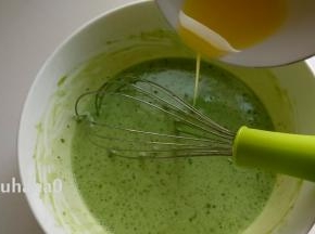 用手抽拌匀面糊，加入融化的黄油