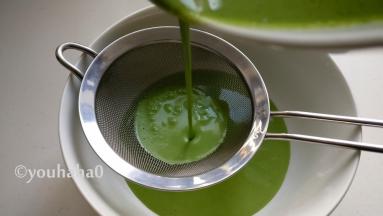 静置后的面糊过筛