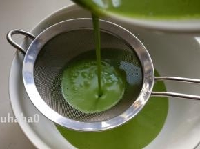 静置后的面糊过筛