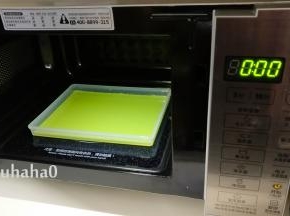 晃动盘子让面糊均匀的平铺在盘子中，盘子放入微波炉中