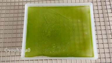 用微波炉高火加热一分钟，若感觉盘子四周的面糊不熟，再加热10秒即可，微波炉的功率不同，加热时间略有不同