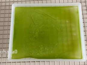 用微波炉高火加热一分钟，若感觉盘子四周的面糊不熟，再加热10秒即可，微波炉的功率不同，加热时间略有不同