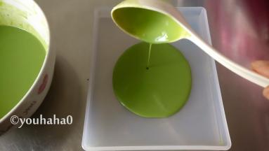 舀一勺面糊倒入牛轧糖整理盘中，盘子不大（展艺的小号盘子）