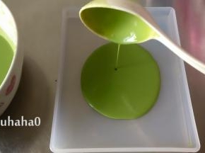 舀一勺面糊倒入牛轧糖整理盘中，盘子不大（展艺的小号盘子）