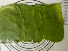 放凉的饼皮3张铺在案板上，一张饼皮压一张，饼皮用4张5张都可以