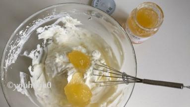 淡奶油提前放冰箱冷藏，加糖20克打至稍硬一点的状态，放入2大勺白桃果酱搅匀