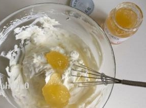 淡奶油提前放冰箱冷藏，加糖20克打至稍硬一点的状态，放入2大勺白桃果酱搅匀