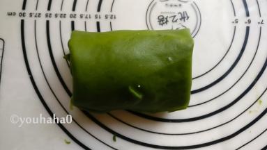 从左向右卷起来，放入冰箱冷藏至少半个小时