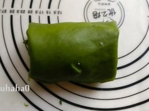 从左向右卷起来，放入冰箱冷藏至少半个小时